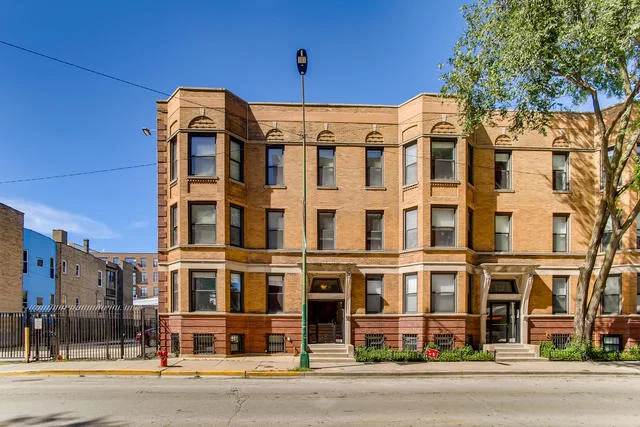 Unit for sale at 728 W Addison Street, Chicago, IL 60613