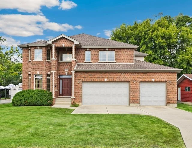 Unit for sale at 136 Oakwood Avenue, Des Plaines, IL 60016