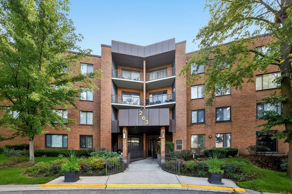 Unit for sale at 263 S Clubhouse Drive, Palatine, IL 60074