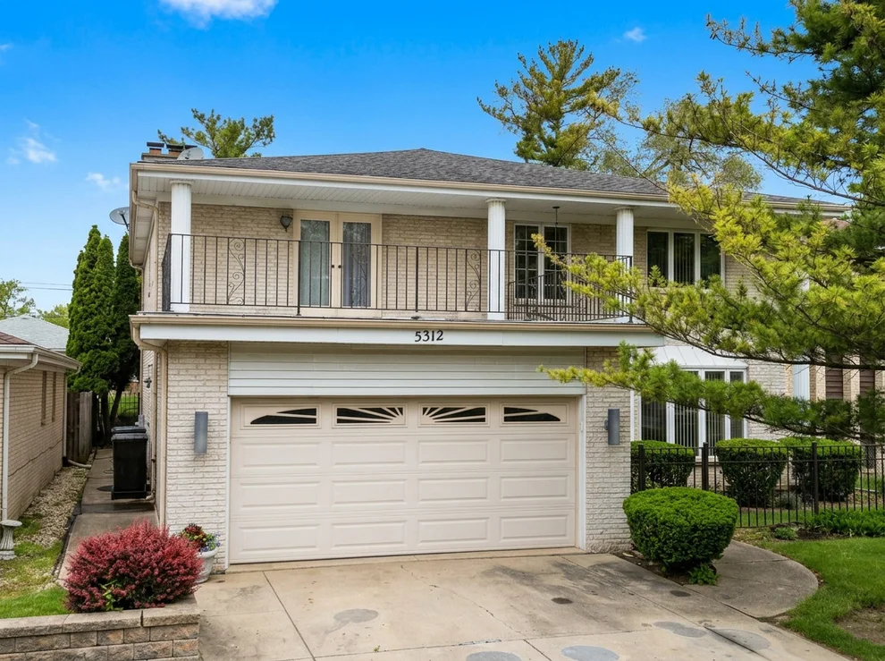 Unit for sale at 5312 Pratt Avenue, Skokie, IL 60077