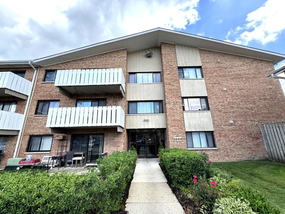 Unit for sale at 2000 Bayside Drive, Palatine, IL 60074