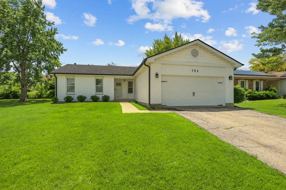 Unit for sale at 752 N Brookdale Drive, Schaumburg, IL 60194
