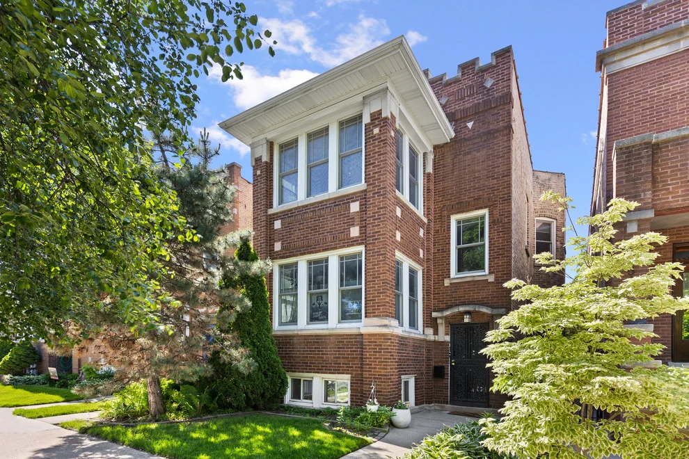 Unit for sale at 2541 W ARGYLE Street, Chicago, IL 60625