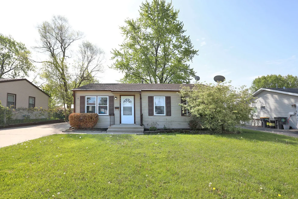 Unit for sale at 111 Elm Lane, Streamwood, IL 60107
