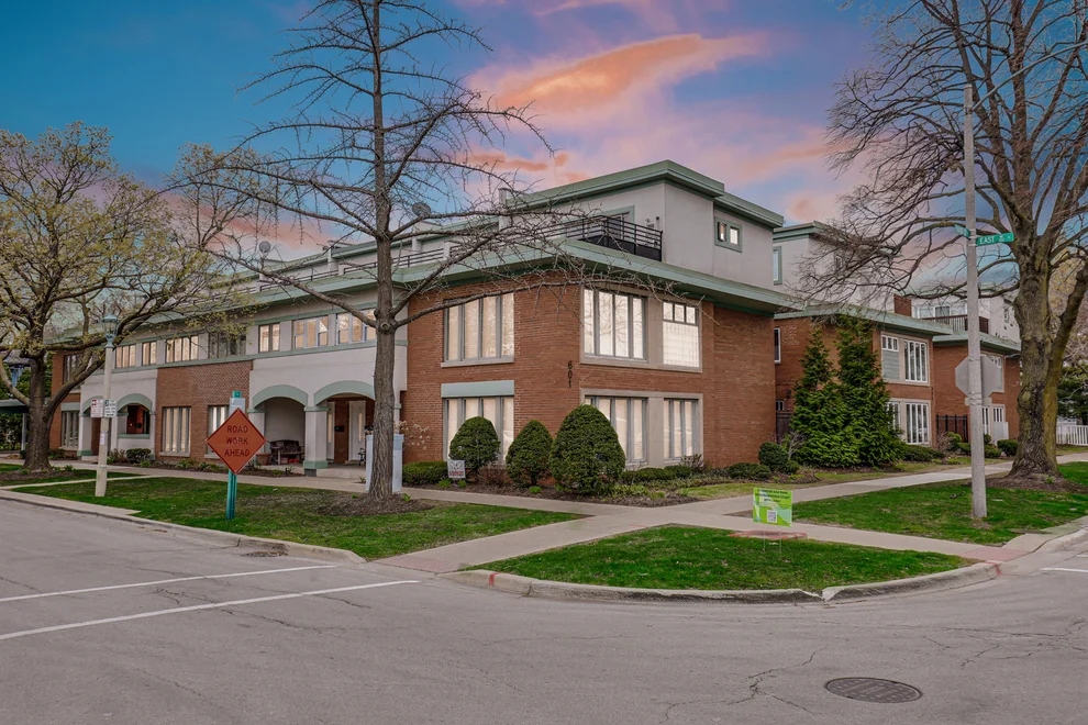 Unit for sale at 601 South Boulevard, Oak Park, IL 60302