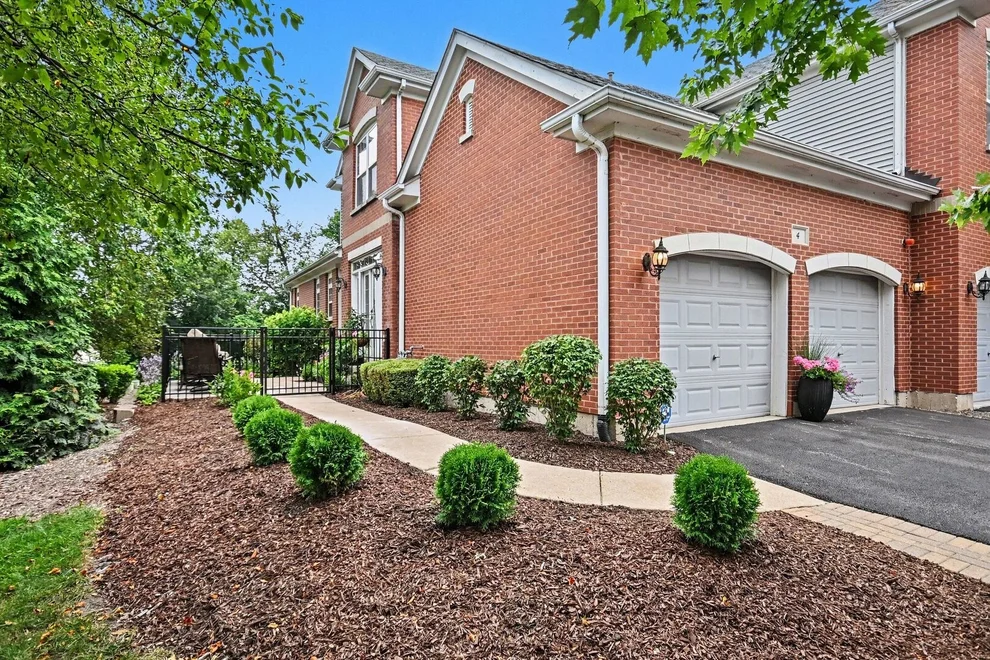 Unit for sale at 4 Lakebreeze Court, Lake Zurich, IL 60047