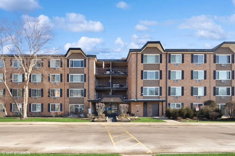 Unit for sale at 1127 S Old Wilke Road, Arlington Heights, IL 60005