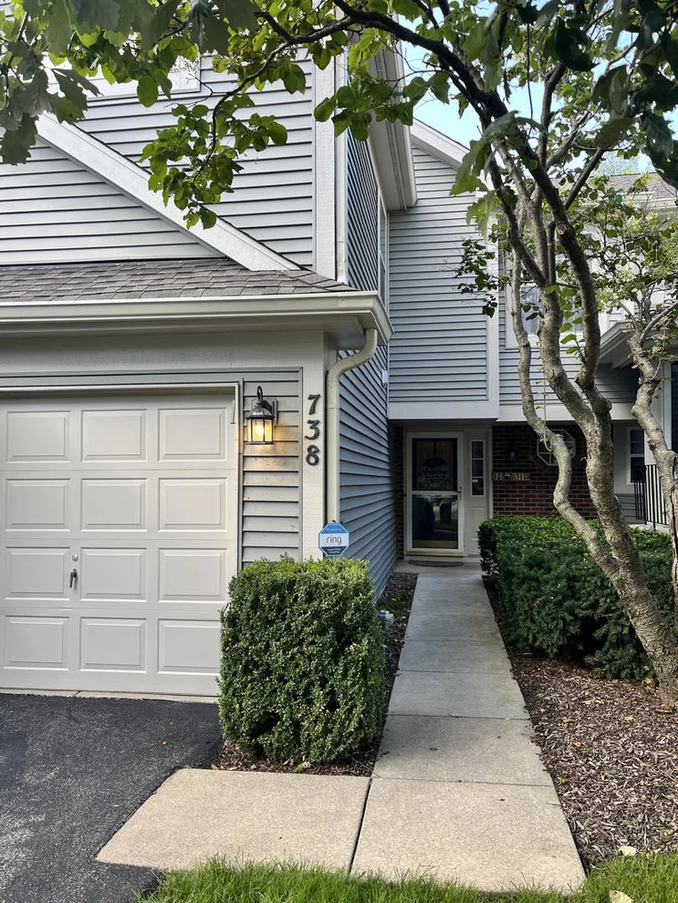Unit for sale at 738 Shady Oaks Court, Elgin, IL 60120
