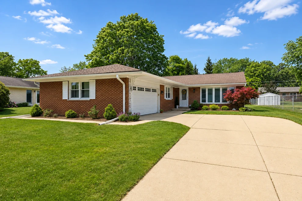 Unit for sale at 1742 E Tano Lane, Mount Prospect, IL 60056