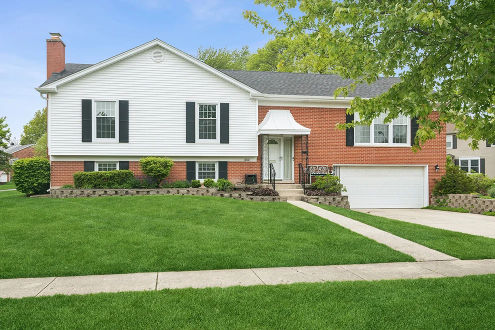 Unit for sale at 1000 W Hunting Drive, Palatine, IL 60067