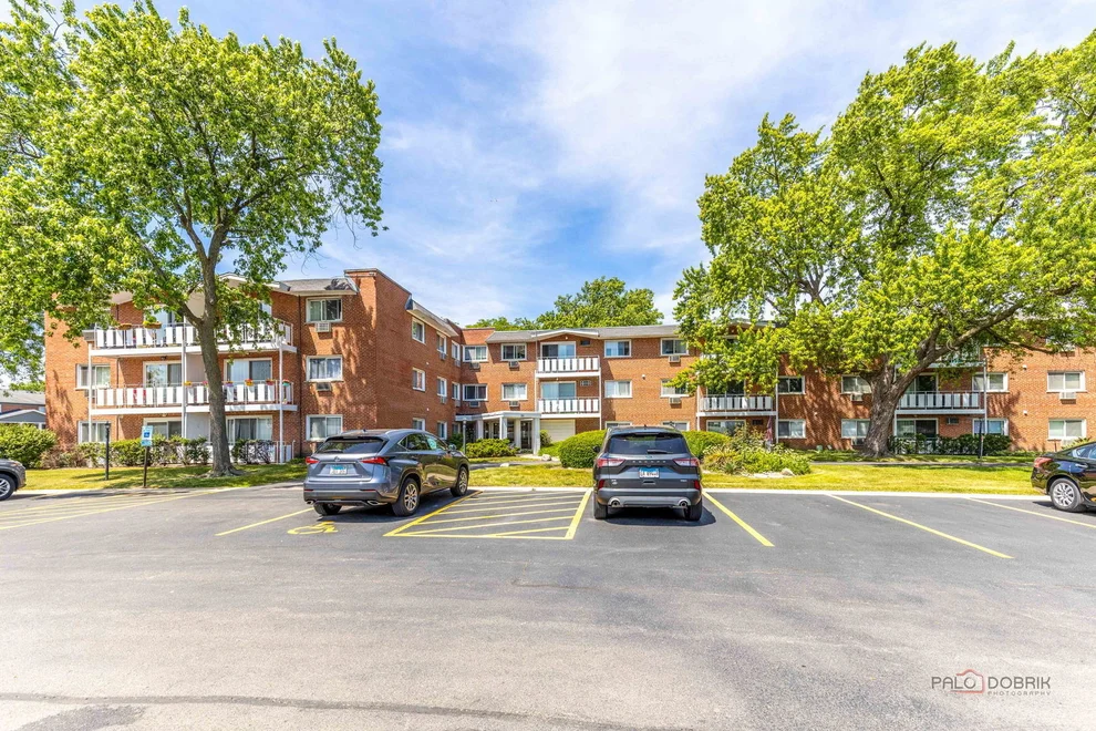Unit for sale at 25 E Palatine Road, Arlington Heights, IL 60004