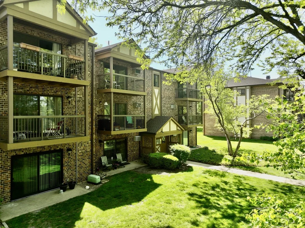 Unit for sale at 811 S Dwyer Avenue, Arlington Heights, IL 60005