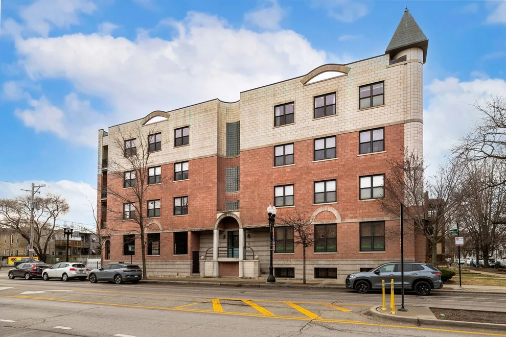 Unit for sale at 1735 W Lawrence Avenue, Chicago, IL 60640