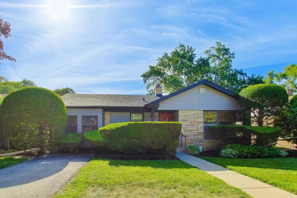 Unit for sale at 8631 E Prairie Road, Skokie, IL 60076