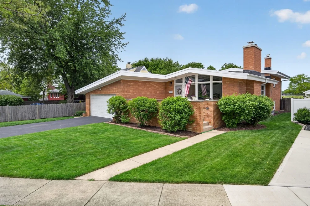 Unit for sale at 56 Golf Avenue, Clarendon Hills, IL 60514