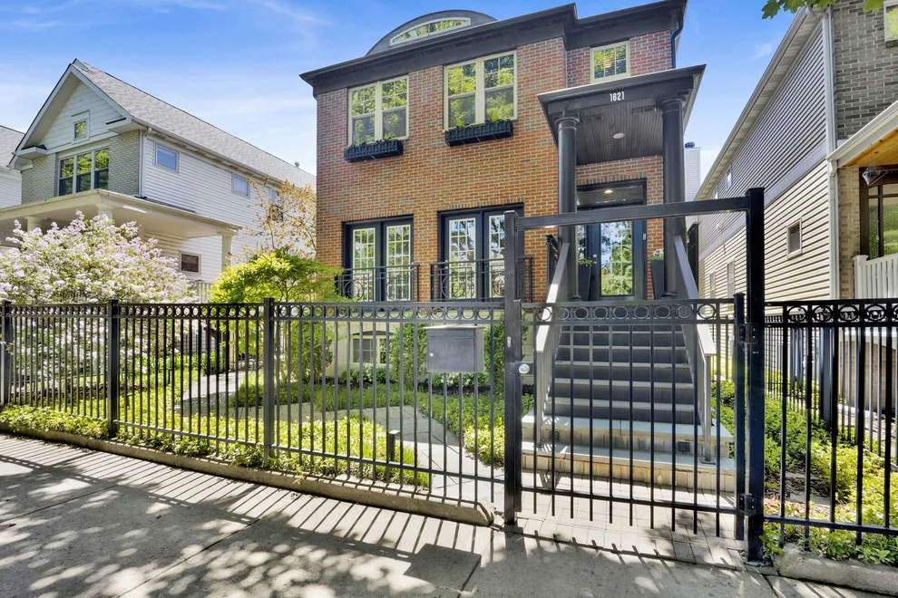 Unit for sale at 1621 W Rosehill Drive, Chicago, IL 60660