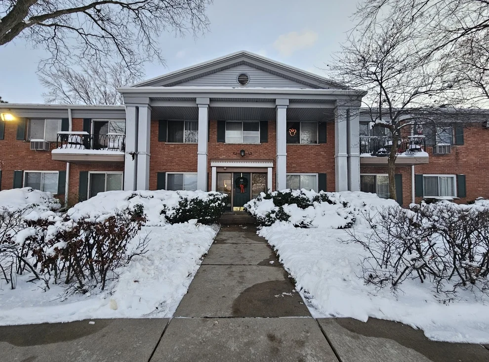 Unit for sale at 603 E Falcon Drive, Arlington Heights, IL 60005