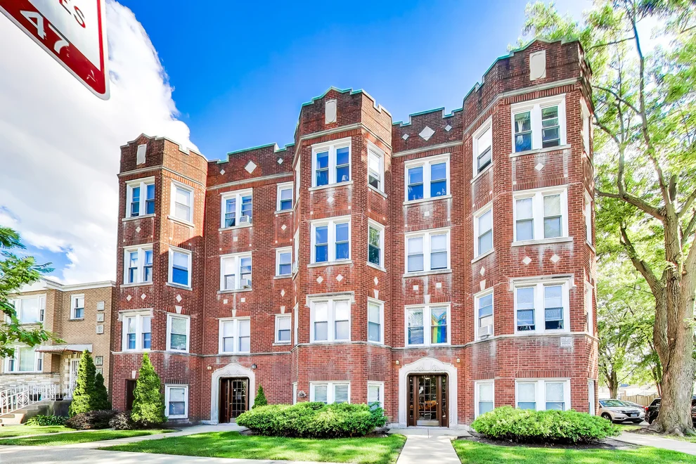 Unit for sale at 4857 W Roscoe Street, Chicago, IL 60641