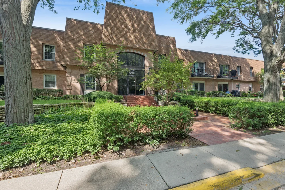 Unit for sale at 1240 Park Avenue, Highland Park, IL 60035