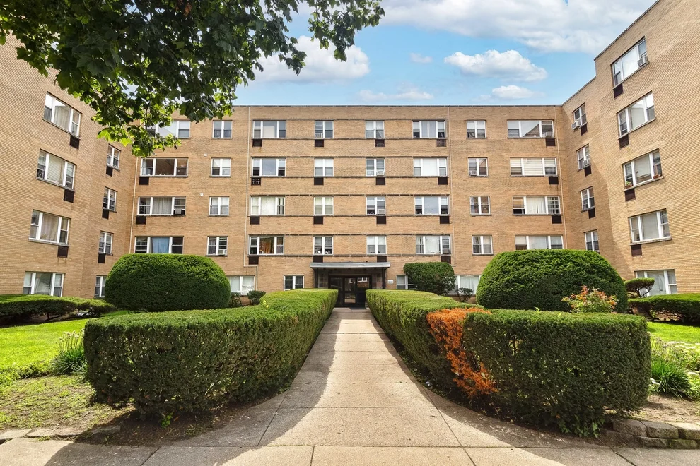 Unit for sale at 2115 W Farwell Avenue, Chicago, IL 60645