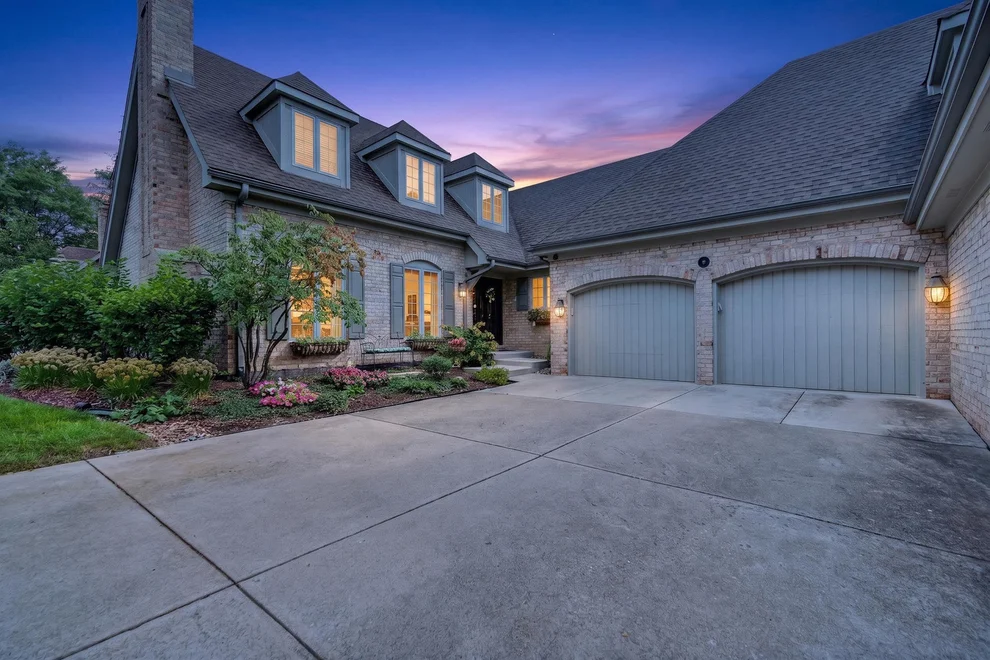 Unit for sale at 10 Tartan Ridge Road, Burr Ridge, IL 60527