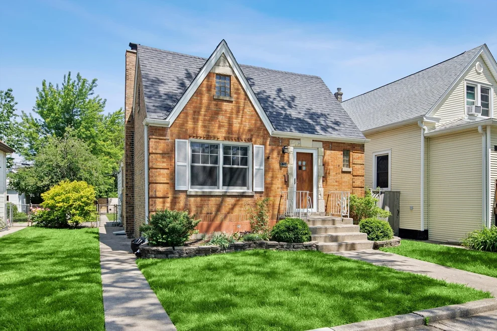 Unit for sale at 4714 W warwick Avenue, Chicago, IL 60641