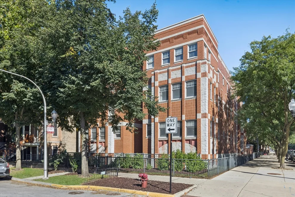Unit for sale at 1400 W BYRON Street, Chicago, IL 60613