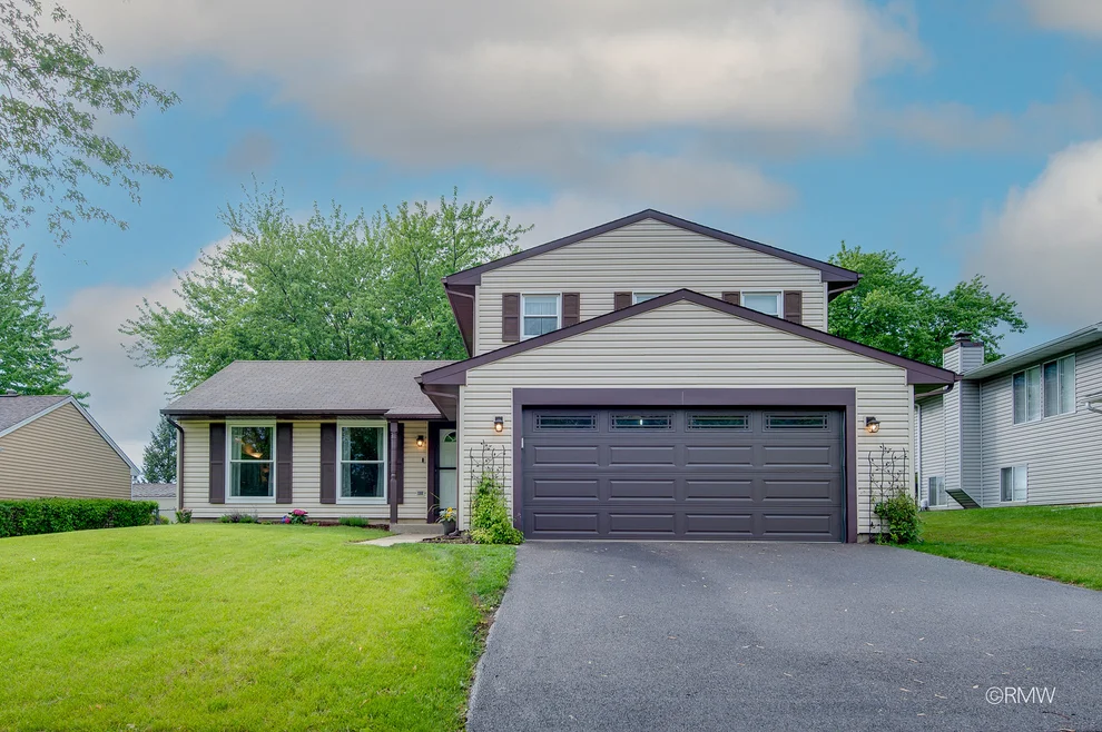 Unit for sale at 942 W Clearwater Street, Roselle, IL 60172