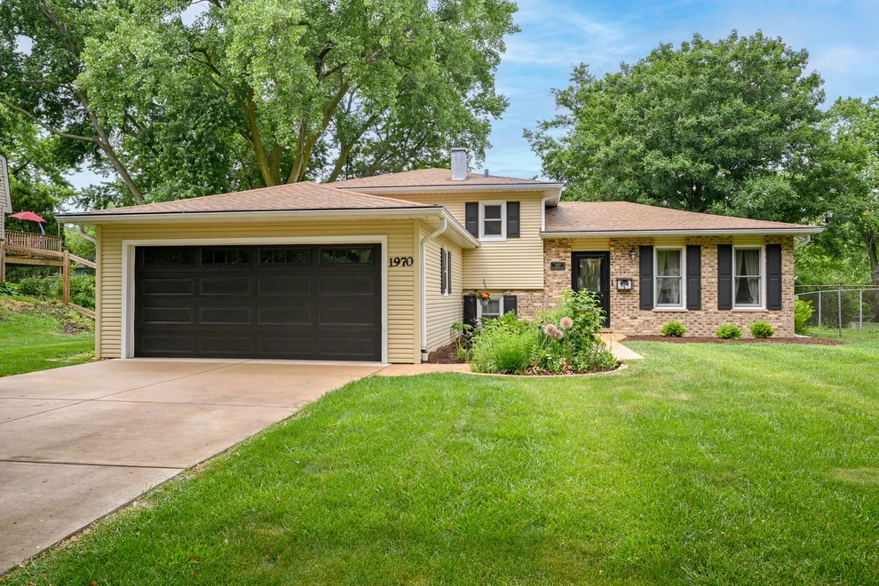 Unit for sale at 1970 Nottingham Lane, Wheaton, IL 60189