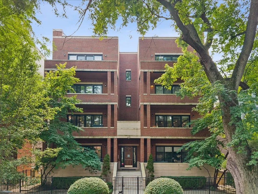 Unit for sale at 639 W Briar Place, Chicago, IL 60657
