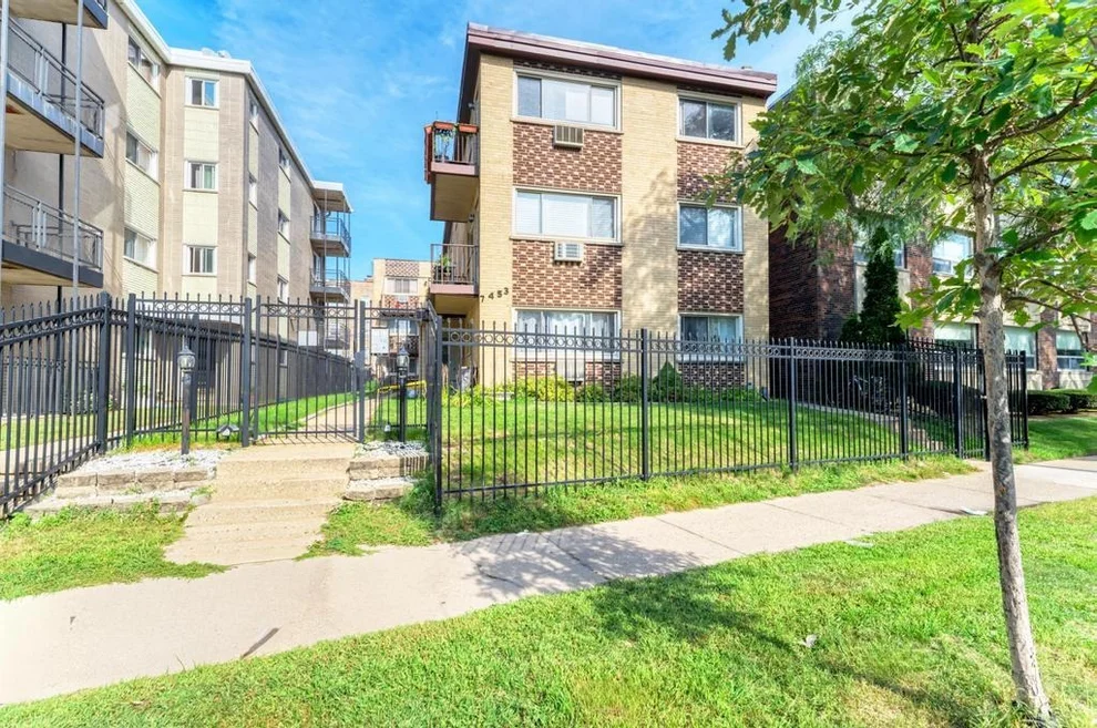 Unit for sale at 7453 N Sheridan Road, Chicago, IL 60626