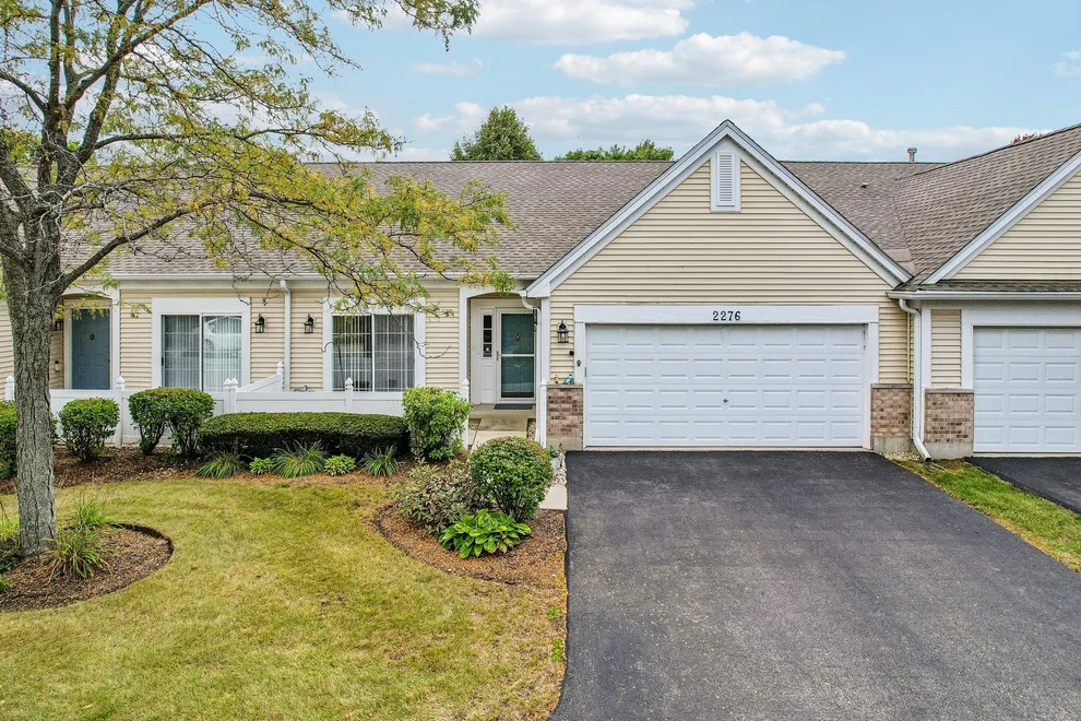 Unit for sale at 2276 Ashbrook Lane, Grayslake, IL 60030
