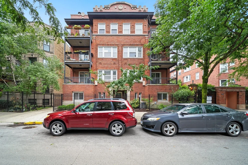 Unit for sale at 841 W Belle Plaine Avenue, Chicago, IL 60613