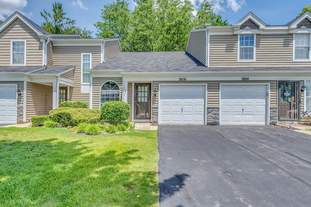 Unit for sale at 2016 Muirfield Circle, Elgin, IL 60123
