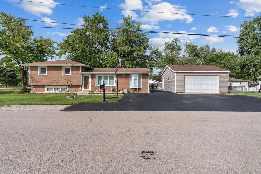 Unit for sale at 960 Becker Lane, Aurora, IL 60505