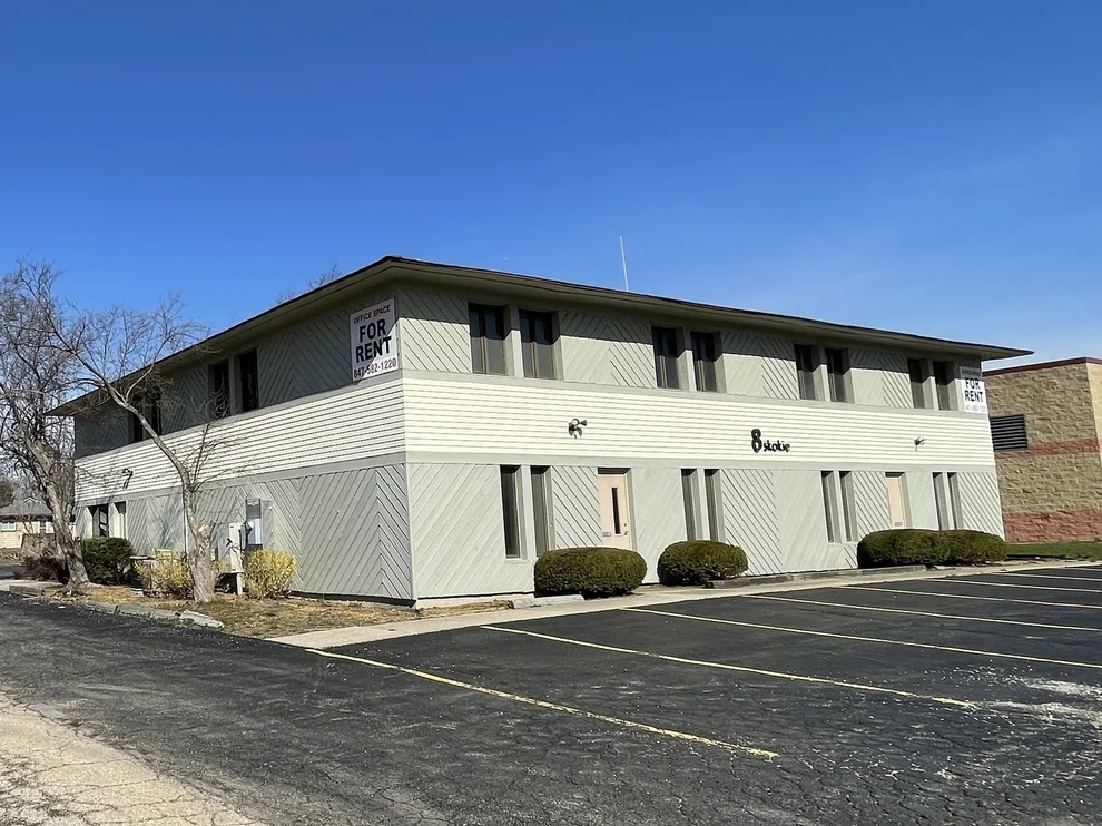 Unit for sale at 8 N Skokie Highway, Lake Bluff, IL 60044