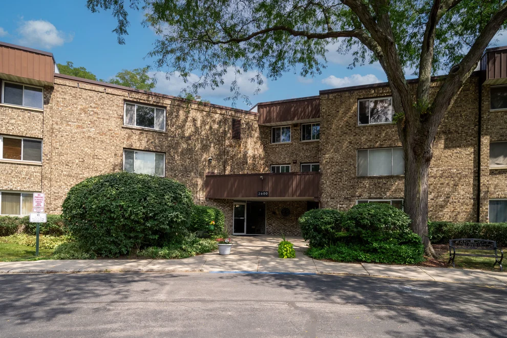 Unit for sale at 2600 Brookwood Way Drive, Rolling Meadows, IL 60008