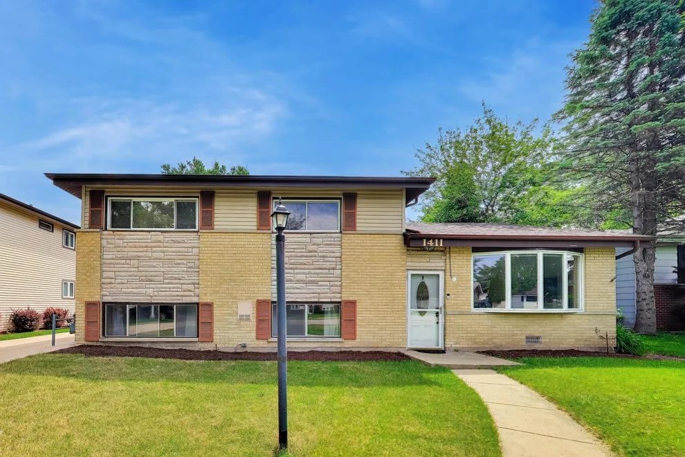 Unit for sale at 1411 N Burnng Bush Lane, Mount Prospect, IL 60056