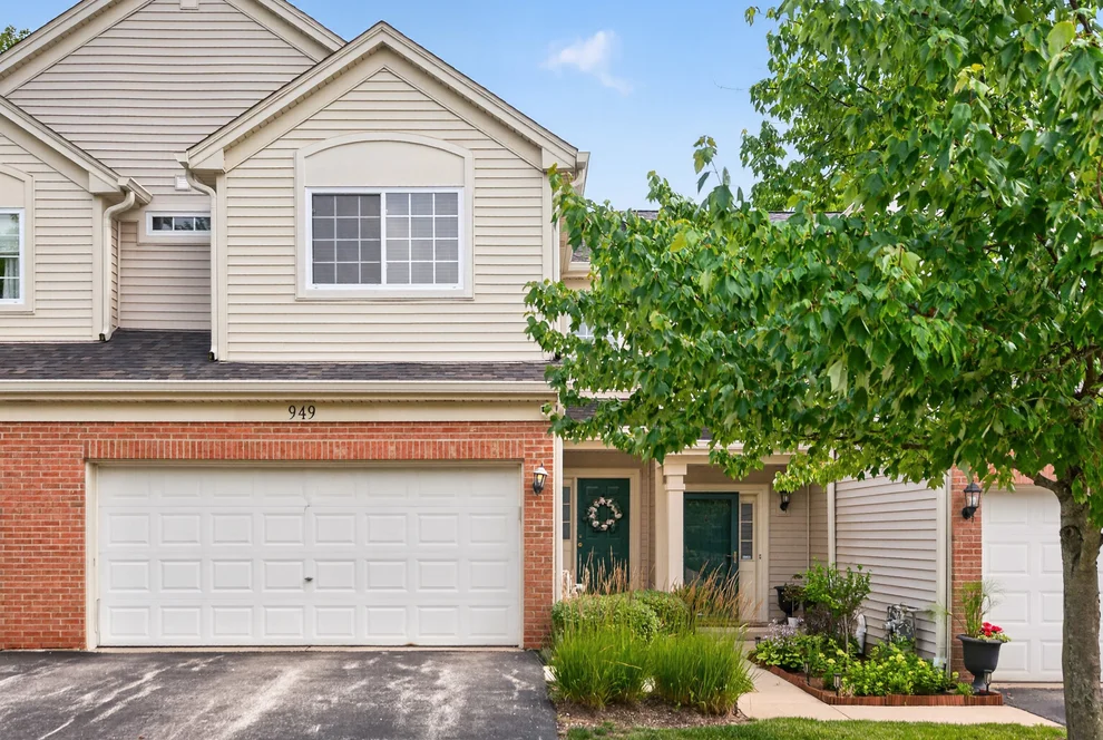 Unit for sale at 949 Tanager Court, Glen Ellyn, IL 60137