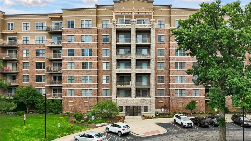 Unit for sale at 125 Lakeview Drive, Bloomingdale, IL 60108