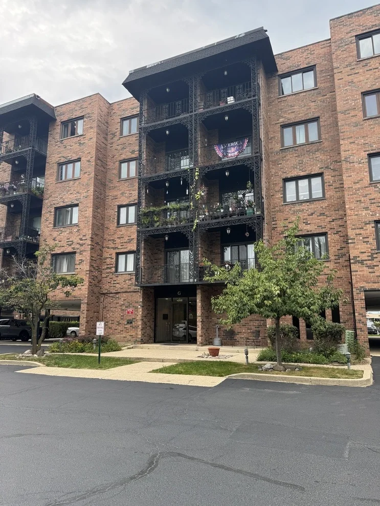 Unit for sale at 9374 Landings Lane, Des Plaines, IL 60016