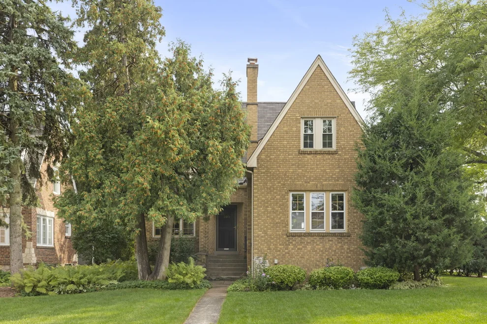 Unit for sale at 303 Hillside Avenue, Glen Ellyn, IL 60137
