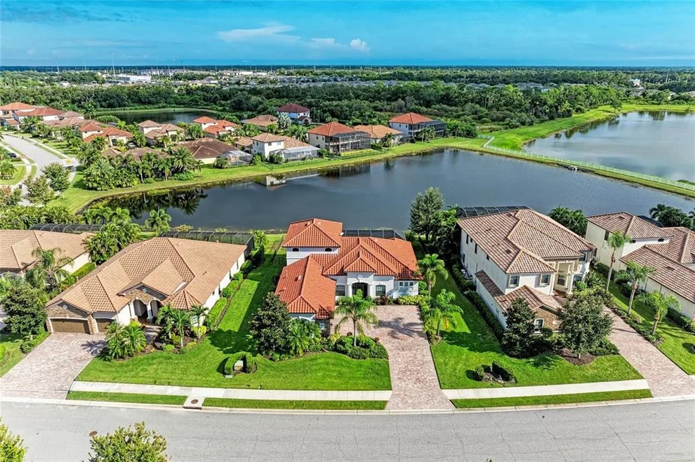 Unit for sale at 5672 CLOVERLEAF RUN, LAKEWOOD RANCH, FL 34211