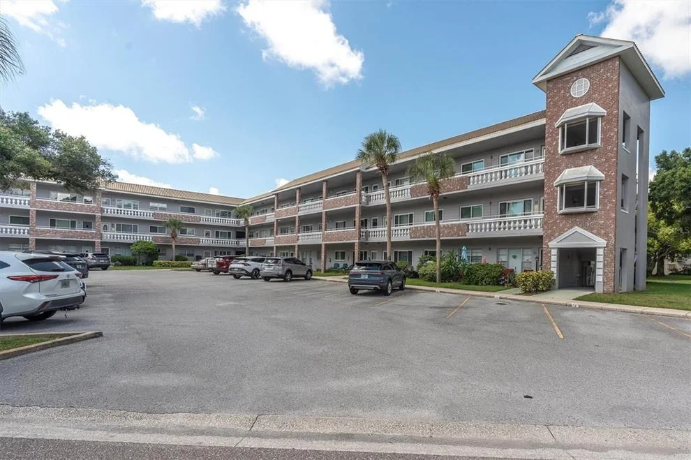 2461 Rhodesian Drive