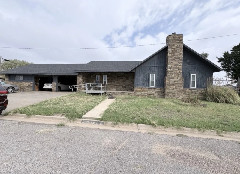 Unit for sale at 923 E Avenue, Beaver, OK 72631