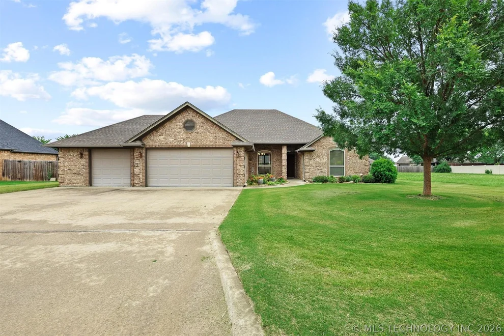 Unit for sale at 1002 Springfield Court, Durant, OK 74701