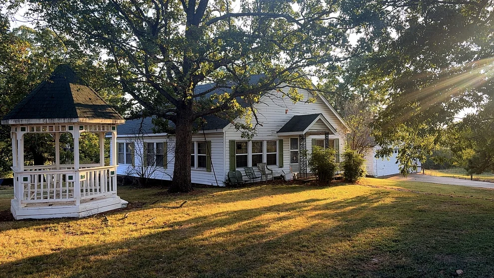 Unit for sale at 618 E 5th Street, Hulbert, OK 74441