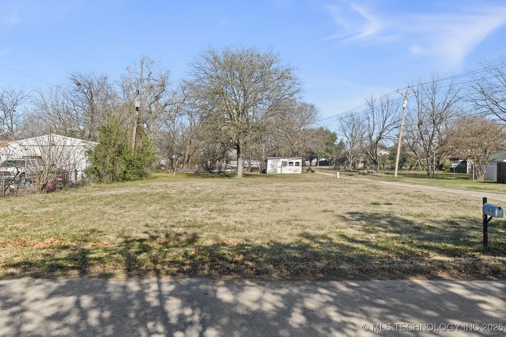 Unit for sale at 605 E Cherokee Street, Marietta, OK 73448