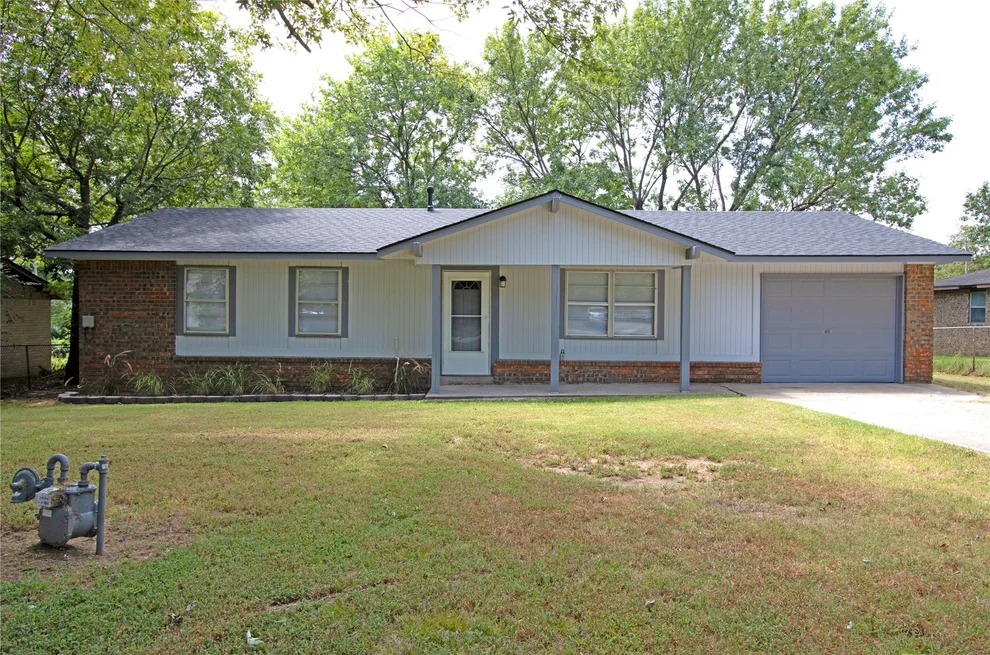 Unit for sale at 1004 NE 9th Street, Wagoner, OK 74467