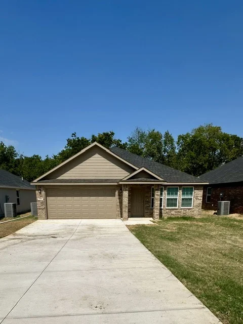 Unit for sale at 416 W Curtis Avenue, Calera, OK 74730
